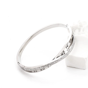 Détail d'un bracelet double en argent avec chiffres romains et pierres de zircone cubique