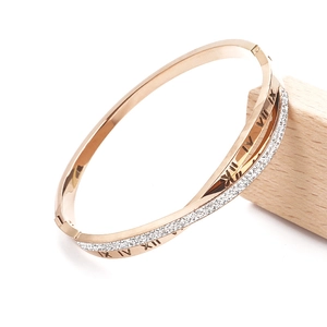 Détail du bracelet or rose avec chiffres romains et accents en zircone cubique pavé
