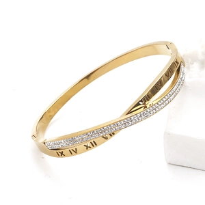 Vue détaillée du bracelet doré avec chiffres romains et cristaux brillants sertis