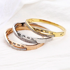 Ensemble de trois bracelets aux chiffres romains en finitions or argent et rose