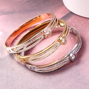 Elegantes brazaletes tricolores de acero inoxidable con bellas piedras circón pavé
