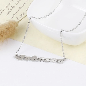 Collier prénom Johnson personnalisé en argent avec police cursive et chaîne fine