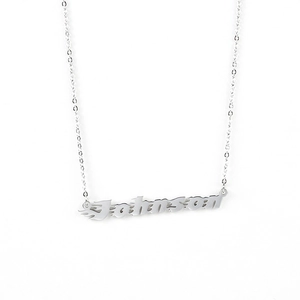 Collier prénom Johnson en argent personnalisé avec écriture flamme sur chaîne fine