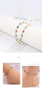Détail macro du bracelet de cheville Œil de l'Enfer doré 18 carats avec perles émaillées