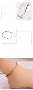 Vue détaillée du bracelet de cheville Evil Eye coloré avec chaîne en argent et grelot