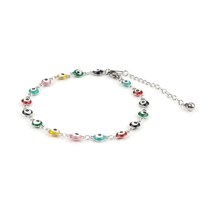 Vue détaillée des breloques œil bleu sur une chevillère en acier avec pendentif cloche