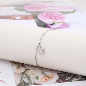 Détail macro d'une chevillère en acier inoxydable argenté avec pendentif étoile