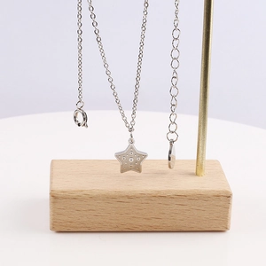 Détail d'une chevillère minimaliste en acier inoxydable avec pendentif étoile sur support