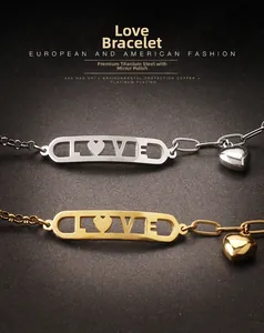 Détail de bracelets LOVE en acier titane poli miroir en tons or et argent