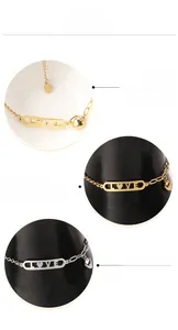 Détail du bracelet en acier titane avec pendentif barre LOVE et breloque cœur en or et argent