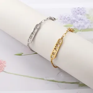 Détail des bracelets LOVE avec motif cœur en finitions dorée et argentée sur socle
