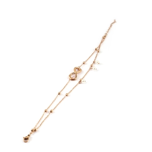 Détail d'une chevillère double épaisseur en or rose avec symbole infini et perles