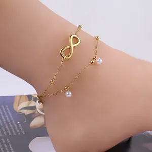 Vue détaillée de la chevillère double couche dorée avec perles et symbole infini