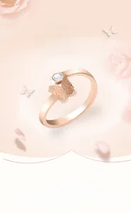 Détail d'une bague papillon or rose avec finition mate et pierre de zircon clair