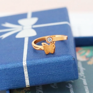 Vue détaillée d'une bague papillon en or 18 carats avec zircon sur une boîte cadeau bleue
