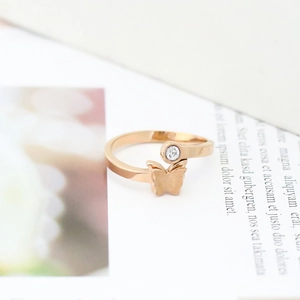 Bague papillon ouverte en or rose avec finition brossée et zircone solitaire