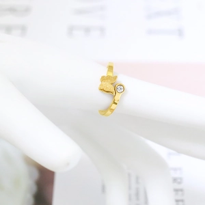 Bague papillon en acier titane doré avec finition mate et zircon sur modèle de main