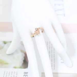 Détail de la bague papillon en or rose avec finition mate et cristal sur modèle de main