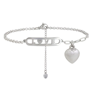 Bracelet cœur en acier titane avec gravure LOVE et un charme cœur 3D en finition argentée