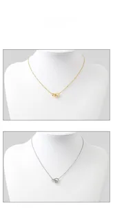 Détails de pendentifs cœurs entrelacés en finitions or et argent sur acier titane