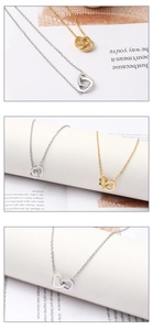 Détails des colliers à cœurs entrelacés dorés et argentés sur un fond de style minimaliste