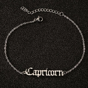Nahaufnahme der silbernen Steinbock-Fußkette aus Edelstahl mit gotischer Schrift