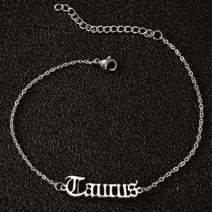 Detailansicht der silbernen Edelstahl-Fußkette mit Old English Taurus Sternzeichen-Anhänger
