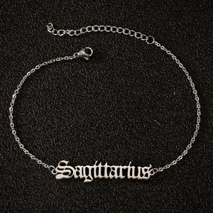 Detail eines silbernen Schütze-Anhängers in gotischer Schrift an einer Edelstahl-Fußkette