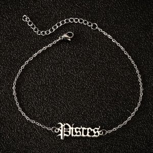 Detail der Fische-Sternzeichen-Fußkette mit altenglischer Schrift auf Silberkette