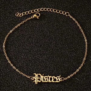 Nahaufnahme der goldenen Fische-Namensplatte an einer feinen Edelstahl-Fußkette