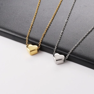 Detailaufnahme der 18K Herzanhänger in Gold und Silber mit hochglanzpolierter Oberfläche