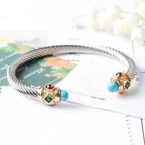 Dettaglio del bracciale a cavo ritorto argento con punte dorate e pietre turchesi e rosse