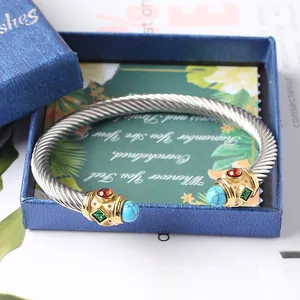 Dettaglio macro di bracciale a cavo intrecciato con pietre rosse e turchesi in confezione