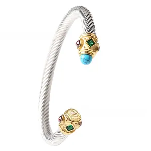 Dettaglio del bracciale a cavo intrecciato argento con pietre colorate sulle estremità