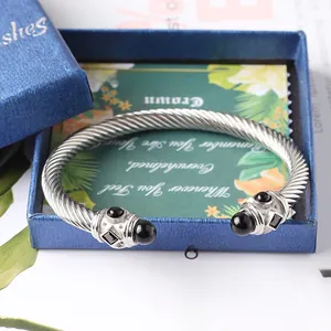 Dettaglio del bracciale a cavo d'argento con pietre nere in una scatola regalo blu