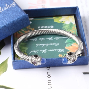 Dettaglio del bracciale a cavo argento con accenti in pietre blu, nere e viola