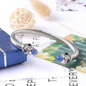 Dettaglio macro del bracciale a cavo ritorto in argento con inserti in pietre preziose