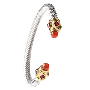 Bracciale a cavo ritorto bicolore con pietre preziose rosse e dettagli in oro su acciaio