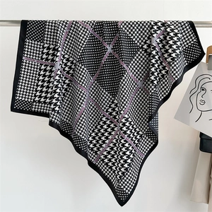 Elegante sciarpa in seta pied de poule bianca e nera con accenti viola