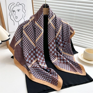 Elegante foulard di seta con motivo pied-de-poule marrone e blu e bordo in raso