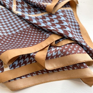 Dettaglio di sciarpa in seta con motivo pied-de-poule marrone e bordo Fashion Modern