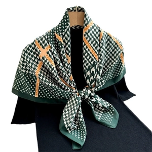 Elegante foulard quadrato in seta verde con motivo pied-de-poule e bordi arancioni vivaci