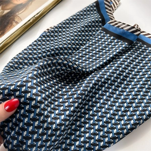 Détail de la texture d'un foulard en soie de 70 cm aux motifs géométriques bleus