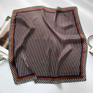 Élégant foulard en soie de 70 cm avec imprimé chaîne géométrique bleu et orange