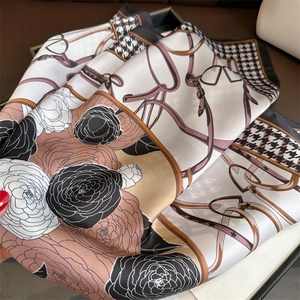 Foulard soyeux pour femme avec imprimé camélia et pied-de-poule style vintage