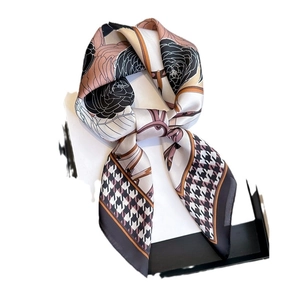 Carré en satin de soie avec motifs pied-de-poule et camélia en noir et ivoire élégant