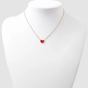 Elegante collana in acciaio placcato oro 18K con ciondolo a cuore rosso e bordo perlato