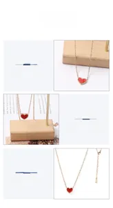 Dettaglio del ciondolo a cuore in oro rosa con placcatura sottovuoto e catena regolabile da 50 mm