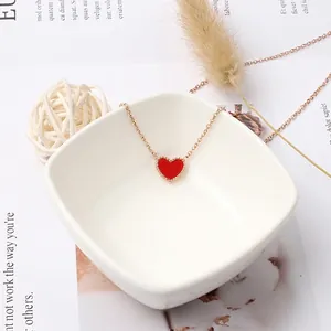 Collana con cuore in smalto rosso finitura oro 18K in un ambiente elegante