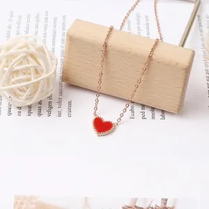 Collana in acciaio inossidabile placcato oro 18K con pendente a cuore rosso e perline